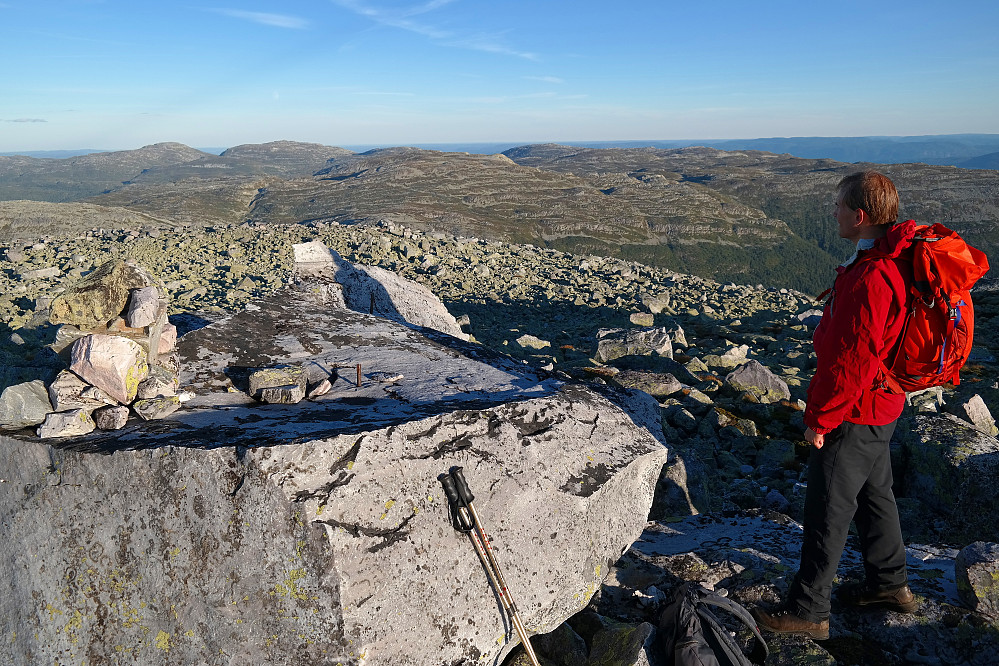 Øyvind på Steinfjellet (1398). Utsikt mot sør/sørøst. I bakgrunnen til venstre ses Jøronnatten (1275, lengst til venstre) og Troganatten (1288).