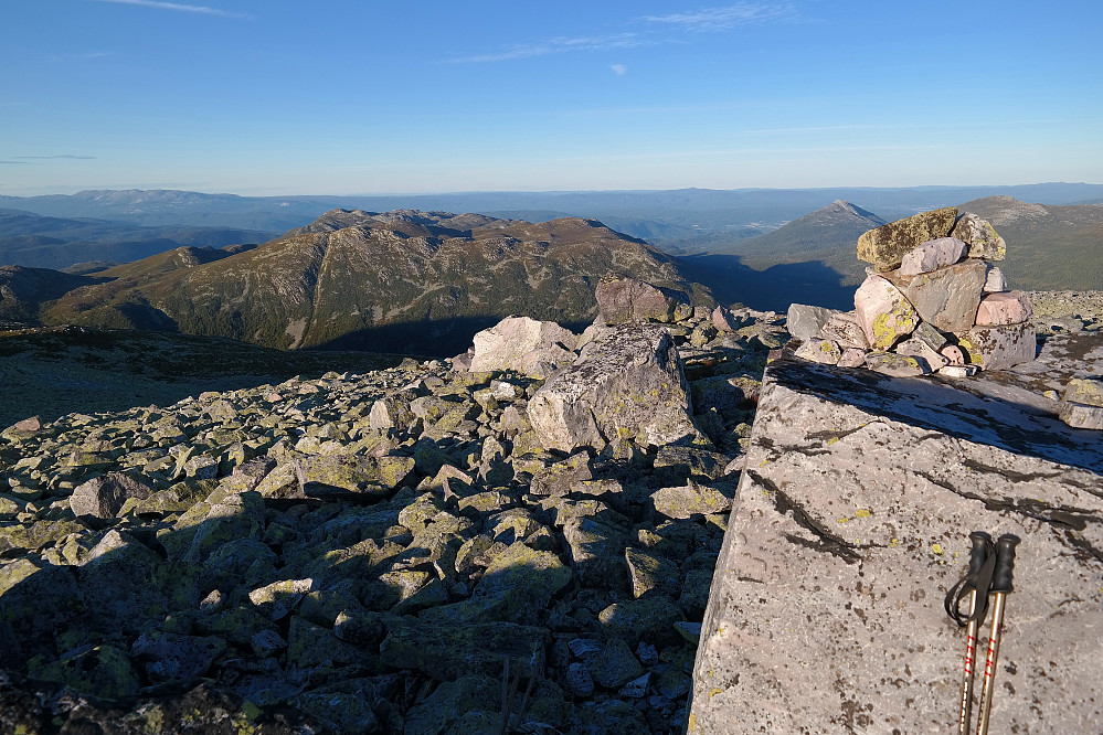 Kveldssola begynner å kaste lange skygger mens vi ennå er på Steinfjellet (1398). Toppvarden står i forgrunnen til høyre. I bakgrunnen til høyre er Himingen (1066) dominerende i terrenget. Det kulete området mer midt i bildet bak, består bl.a. av Blåtjønnfjell (1260) og Heksfjell (1221). Bakerst, helt til venstre, ses Blefjell.