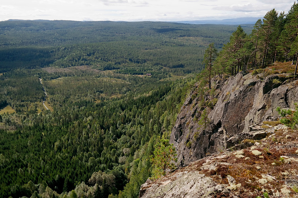 Utsikt mot sørvest fra stupet litt sør på Flaghylla (519). Gården Vestre Ingebu ses nede i skogen midt i bildet.
