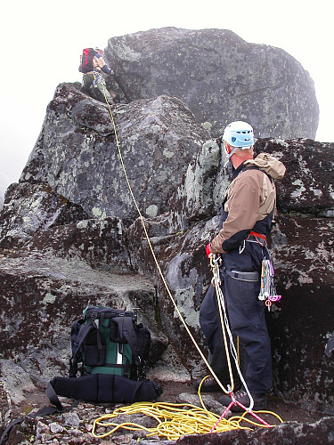 26.08.2006 - Robert leder an mot toppen av Austanbotntinden S2 (2020), mens Erik sikrer.