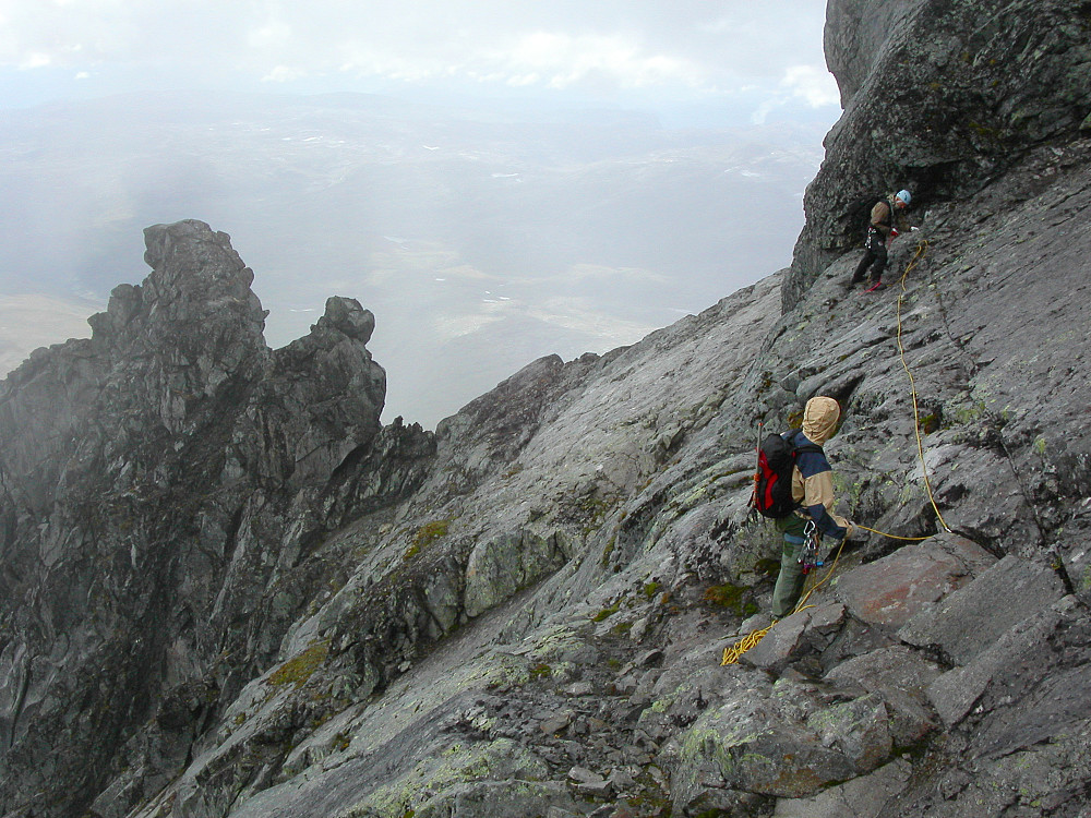 26.08.2006 - Erik bakerst skal krysse over svaene oppunder Søre Austanbotntinden (2103), mens Robert sikrer. Til venstre er pinakkelen og Austanbotntinden S2 (2020), med sistnevnte lengst til venstre.