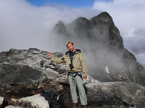 26.08.2006 - På toppen av Søre Austanbotntinden (2103), min nest siste topp over 2000 meter (pf 30 m). Bak dukker Store Austanbotntinden (2204) fram når skyene endelig driver vekk.