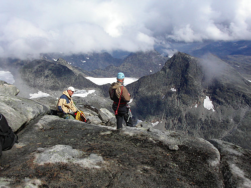 26.08.2006 - Robert og Erik fornøyde på toppen av Søre Austanbotntinden (2103), en av de mest krevende 2000-meterne. Utsikt østover, med Stølsmaradalstinden (2026) til høyre.