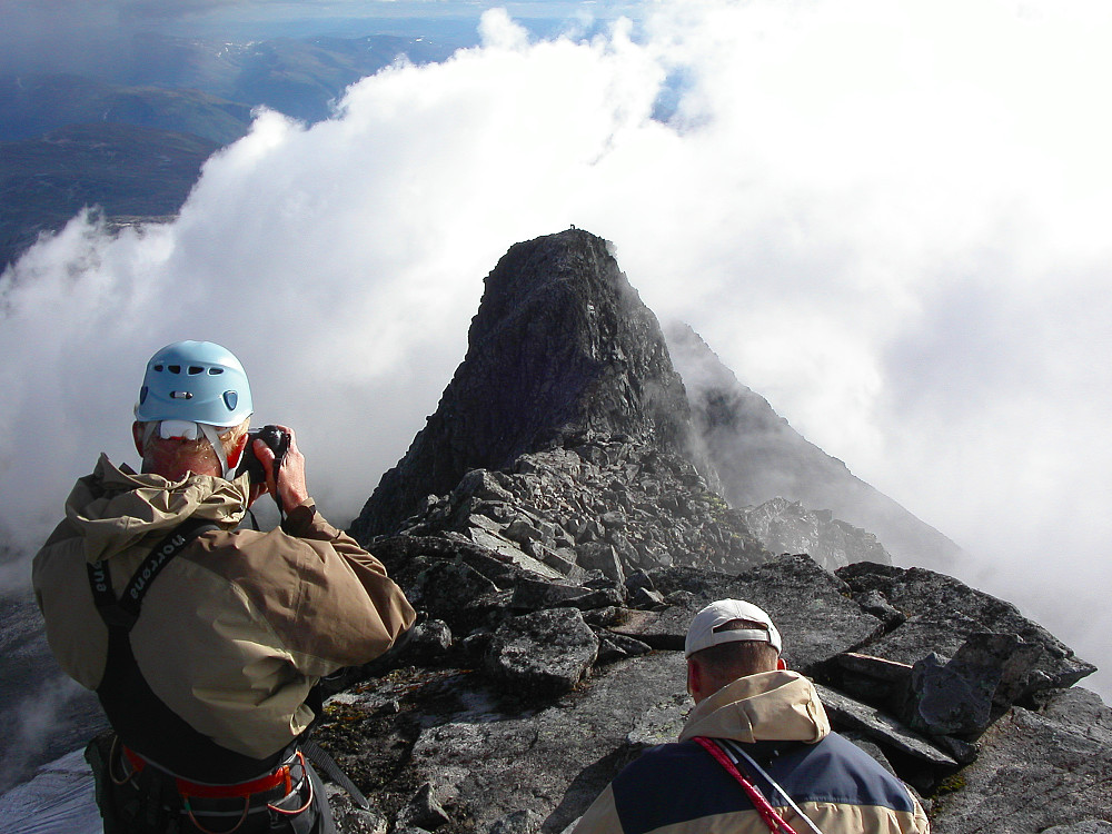 26.08.2006 - Erik og Robert på Austanbotntinden V0 (2175). I bakgrunnen ses noen andre folk på toppen av Søre Austanbotntinden (2103).