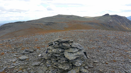 Toppvarden på Geiteknappen (1545) helt i forgrunnen. Bak, midt i bildet, er Gilafjellet (1582). Den svarte knausen ute til høyre er Krukknappen (1565).