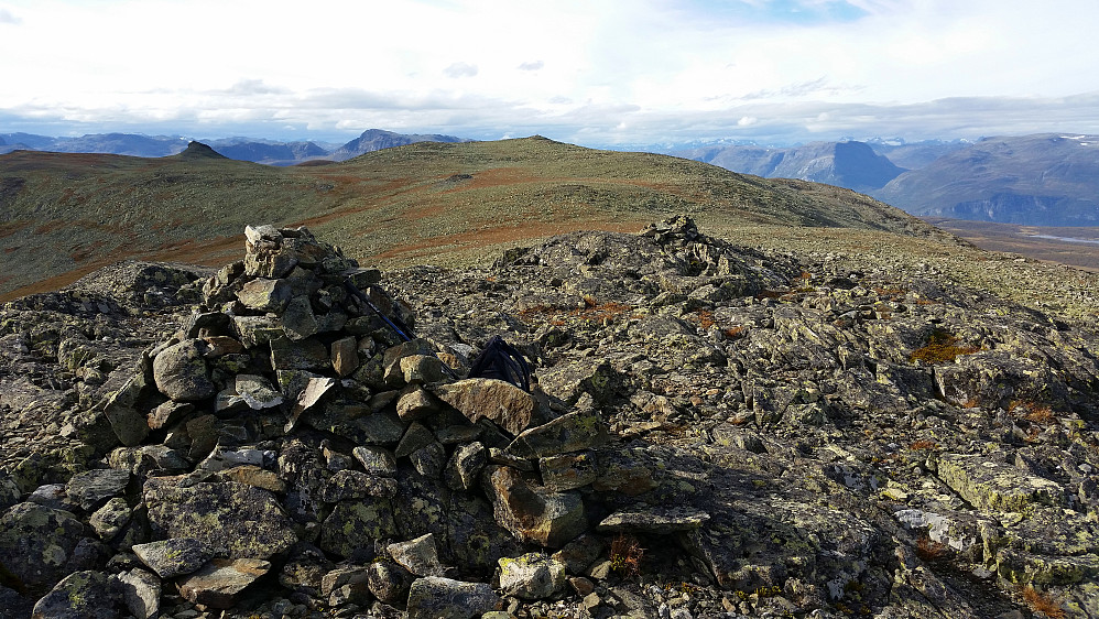 På Tangefjellet (1570). Lenger bak, midt i bildet, er toppen av Gilafjellet (1582). Den svarte knatten til venstre er Krukknappen (1565).