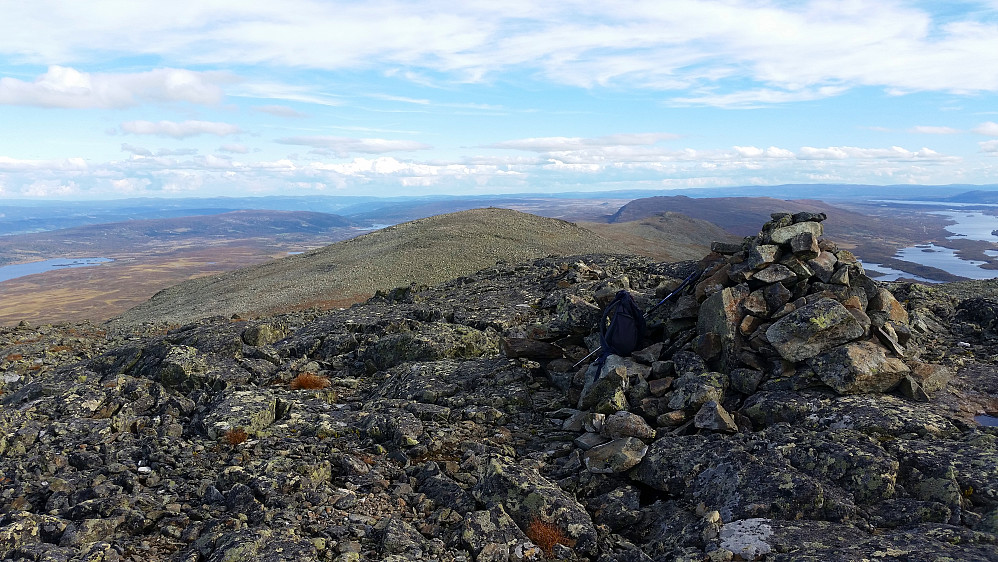 I forgrunnen til høyre er toppvarden på Tangefjellet (1570). Den runde haugen lenger bak, midt i bildet, er Tangefjellet Sørøst (1549).