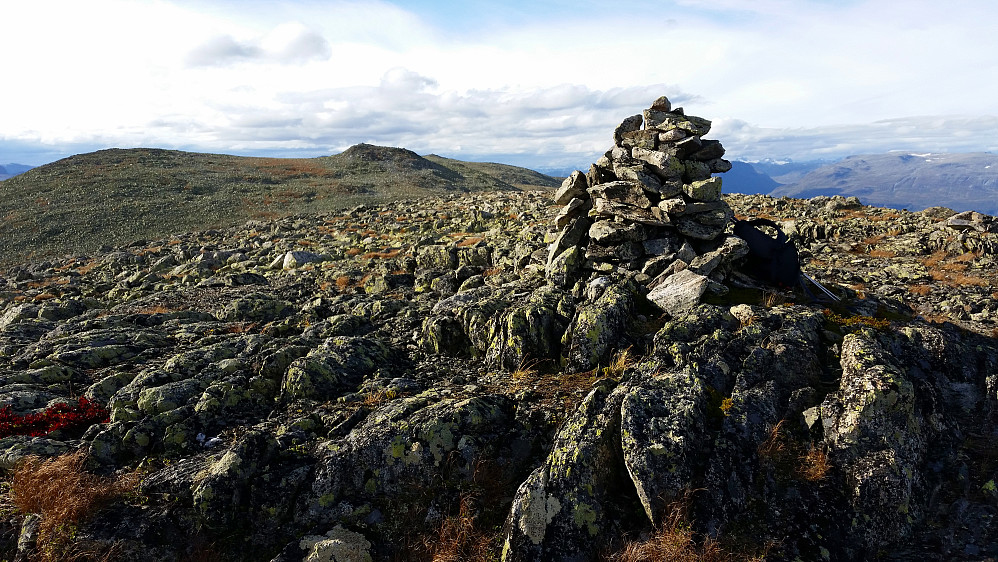 Nærmest er toppvarden på Tangefjellet Sørøst (1549). I bakgrunnen, noe til venstre i bildet, er Tangefjellet (1570). Bakenfor sistnevnte og litt mer til høyre igjen, ses toppen på Gilafjellet (1582).