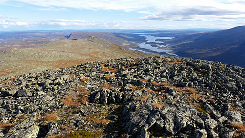 Utsikt mot sørøst fra Tangefjellet Sørøst (1549). Innsjøene nede til høyre er blant annet Mosvatnet, Storfjorden, og langt bak, Tisleifjorden.