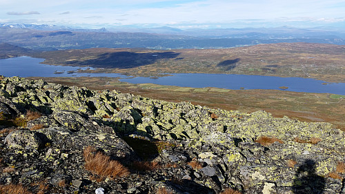 Fra Tangefjellet Sørøst (1549) ser vi ned mot Nørdre og Midtre Syndin. Gilastølane, hvor bilen sto parkert, er hitenfor innsjøene, like ved der vannene så vidt henger sammen og det går an å kjøre over.