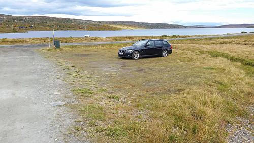 Parkeringsplassen nedenfor Gilastølane. Bak er innsjøen Midtre Syndin.