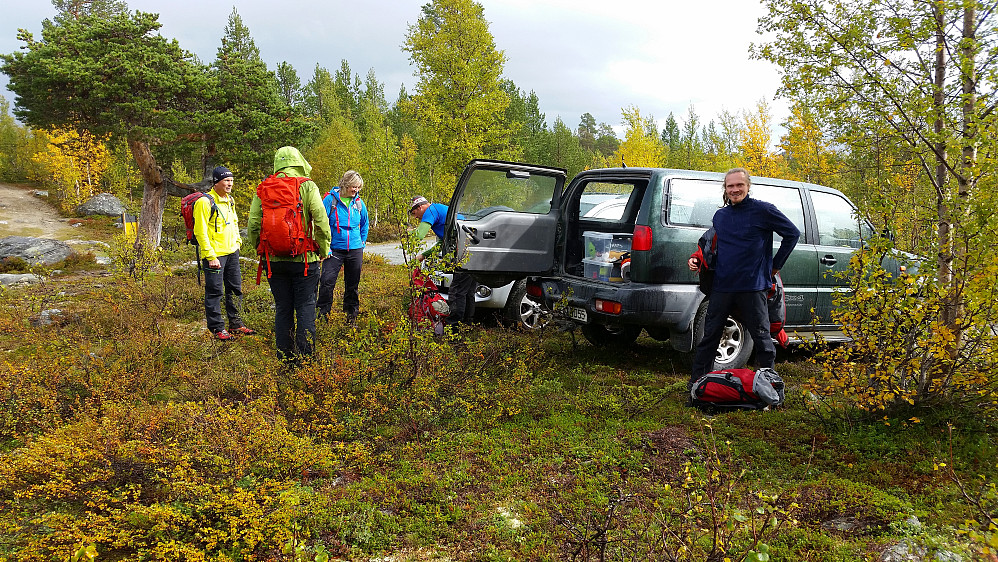 Straks klare for avmarsj i veikrysset oppe på Bråtååsen. Traktorveien som fører til topps på Uppnosi ses bak, helt i venstre bildekant.