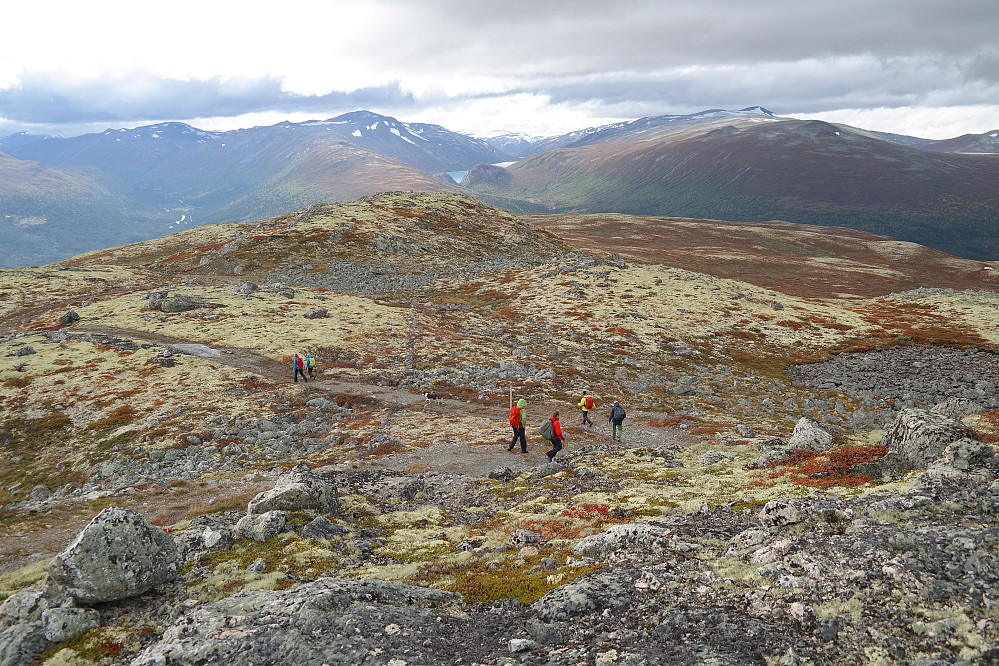 Fra Uppnosi (1294) ser vi nedover mot der vi kom fra. Turfølget har nettopp startet på returen. Dalen inn mot Sota Sæter ses til venstre i bildet.