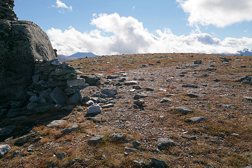 På Gråhøe (1290). Bildet er tatt sørover. Kampesteinen med toppvarden oppå ligger ikke på høyeste punkt på Gråhøe.