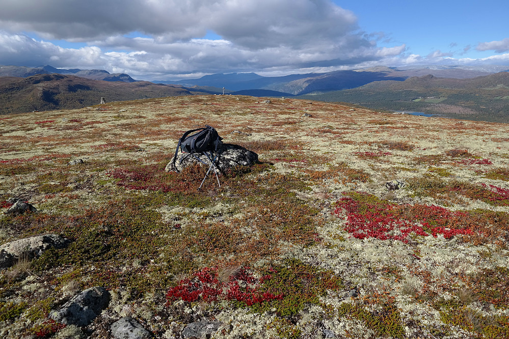 På toppen av Darthushaugen (1093). Ca 100 meter lenger bak ses trig.punktet på 1092 moh. Det er nok litt høyere der sekken ligger.