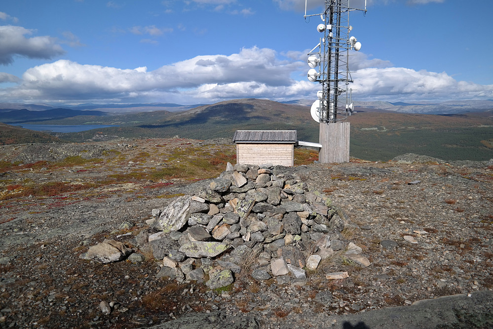 På Ørnkampen/Rindhovda (1162), med toppvarden i forgrunnen. I bakgrunnen, rett bak og ovenfor taket på tilbygget til masta, ses Gråhøe (1290), som jeg besteg tidligere på dagen. Lemonsjøen er helt til venstre.