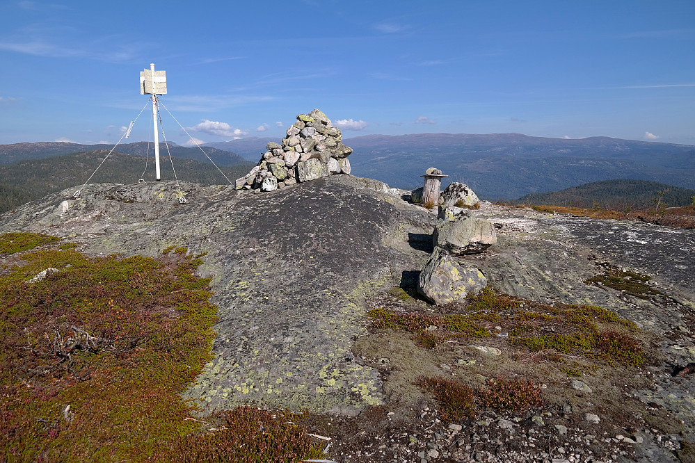 Toppen på Nedalsfjellet (881) en fantastisk septemberdag. Bakenfor varden ligger Norefjell.