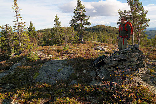 Mer skog på toppen av Haverstingen Nordvest (759). I bakgrunnen, like til venstre for Øyvind, er hovedtoppen på Haverstingen (777).