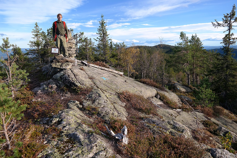 Toppen av Dugurdsnatten (770), hvor det også er grenseskilt for Haverstingen naturreservat. I bakgrunnen til høyre ses hovedtoppen på Haverstingen (777), som nå begynner å bli lengre unna.