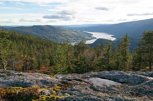 Vi står på høyden 250 meter nordvest for Dugurdsnatten (770), og ser ned mot innsjøen Krøderen, i sørvestlig retning.