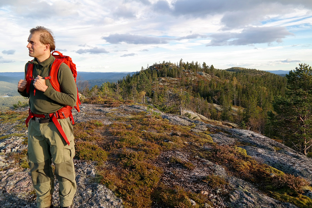 Vi står på høyden 250 meter nordvest for Dugurdsnatten (770), som ses bak midt i bildet. Mer til høyre og lengre bak er hovedtoppen på Haverstingen (777).