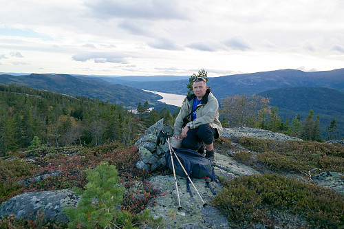 Ved toppvarden på Dugurdsnatten Nordvest (776). Bak meg ses innsjøen Krøderen. Bildet tatt mot sørvest.