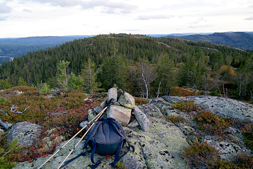 I forgrunnen er toppvarden på Dugurdsnatten Nordvest (776). Bildet er tatt mot sør/sørøst, og vi ser tilbake i retningen vi hadde kommet fra. I bakgrunnen dominerer Dugurdsnatten Nord (774) midt i bildet, men bak denne ses så vidt toppen på Haverstingens høyeste punkt (777).