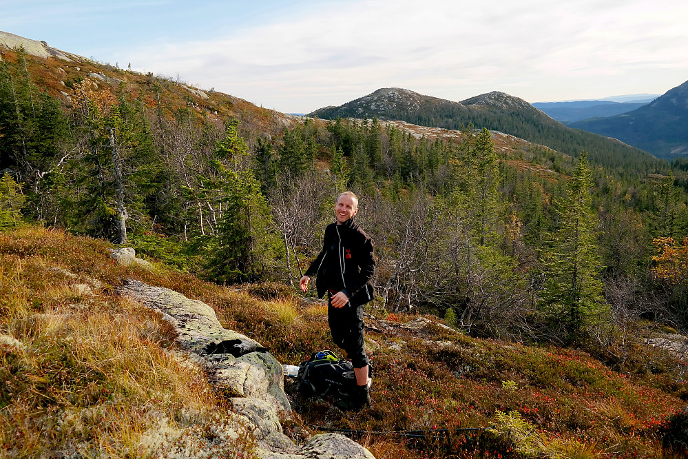 Snart over skoggrensa, litt ovenfor Dugurdsflåen. Bak ses Sandvasskollens to topper, med den høyeste (937 moh) til venstre og nest høyeste (924 moh) til høyre.