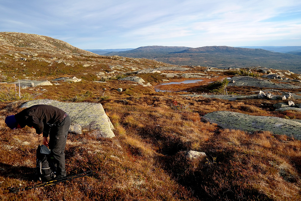 Under oppstigningen til Gyranfisen (1127). Utsikt mot sør/sørøst. I bakgrunnen midt i bildet, ses Høgfjellet (1009).