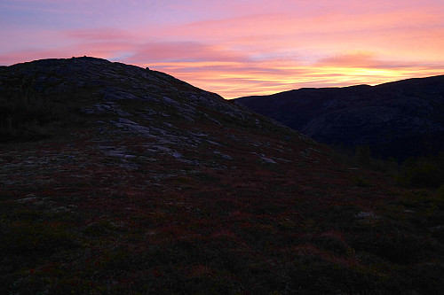 Fargerik solnedgang da vi sto på bandet mellom Sandvasskollen (937) og Sandvasskollen Vest (924). Varden på sistnevnte topp ses øverst til venstre.