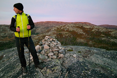 Kort stopp på toppen av Sandvasskollen Vest (924) mens mørket siger på. I bakgrunnen er Sandvasskollen (937) og Gyranfisen (1127). Sistnevnte er bakerst, midt i bildet.