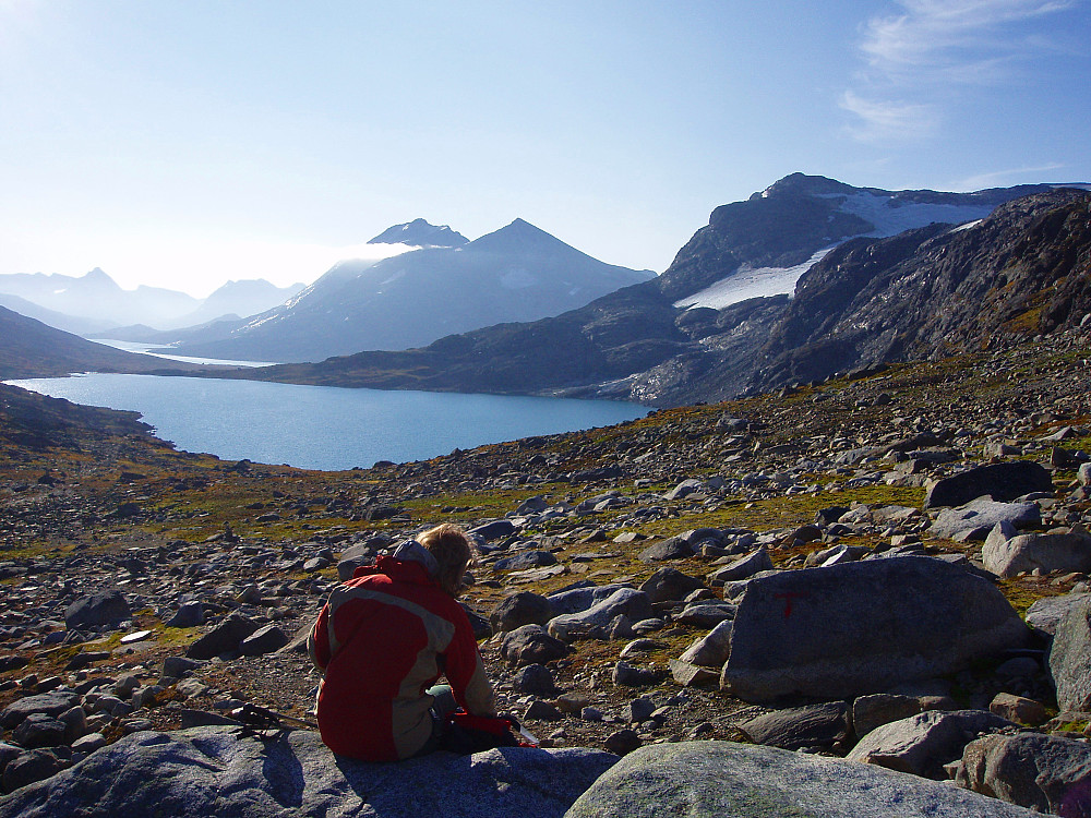 På Høgvaglen. Vannet nærmest er øvre Høgvagltjønnet. Lenger ned i dalen sees Langvatnet. Midt i bildet er pyramiden Skarddalstind (2100), som jeg siklet litt ekstra etter denne dagen av en eller annen grunn.