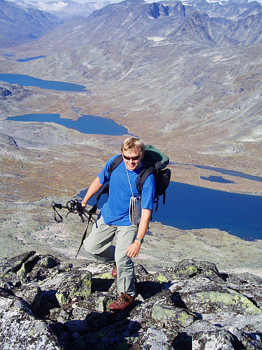 Kun 5 meter igjen til toppvarden på Skarddalstind, og sekunder fra å fullføre en samling som har tatt 14-15 år! Disse siste skrittene var litt spesielle må jeg si! Nedenfor ligger Langvatnet nærmest, med de to Høgvagltjønnen ovenfor til venstre. Ennå lenger opp til venstre sees også Leirvassbu med Leirvatnet foran.