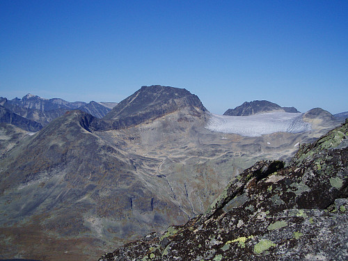 Utsikt nordover fra sørvestryggen på Skarddalstinden. Midt i bildet ruver Visbreatinden (2234), med Visbrean til høyre. Galdhøpiggen (2469) i det fjerne til venstre. Legg merke til hvor lite snø som ligger igjen! Så å si kun Visbrean igjen som ikke er fjell, og Jotunheimen er nærmest rensket for ”fersk” snø.