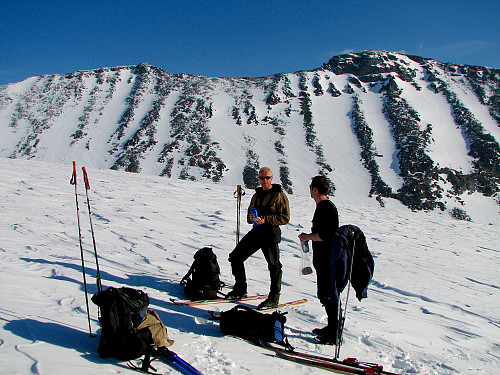 Erik og Roger tar den første og noe etterlengta matpausa på Tverråbreen. Tverråtindan bak, med 2309 til venstre og 2302 til høyre.