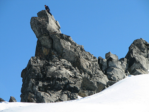 Roger på toppen av en pinakkel litt vest for Lindbergtinden (2120).