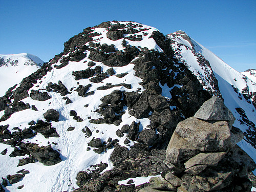 Vi står på Nørdre Bukkeholstinden Ø2 (2085) og har tilbakeblikk mot Ø1 (2090), hvor våre spor ned mot Bukkeholsbreen og skaret mellom Ø2 og Ø1 er godt synlige. Nørdre Bukkeholstinden (2149) ses bak Ø1 til høyre.