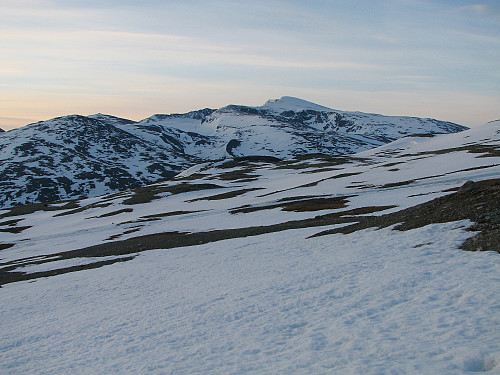 Glittertinden (2460) sett fra Ljoslifjellet. Veien til Juvvasshytta ses i forgrunnen. Klokka er her 05:46.