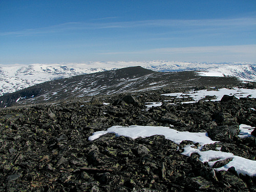 Galdhøe-platået sett fra Galdhøe (2283). Den snøfrie Kjelhøe (2223) midt i bildet lengre bak. Temmelig dårlig skiføre her oppe.