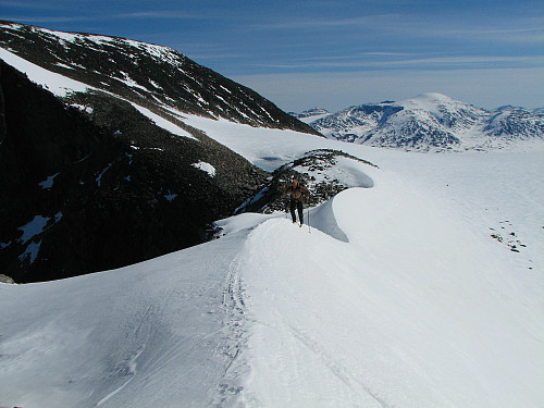 Erik på snørygg i Løyfte. Galdhøe (2283) oppe til venstre.