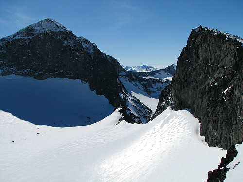 Galdhøpiggen (2469) til venstre, Vesle Galdhøpiggen (2369) til høyre.