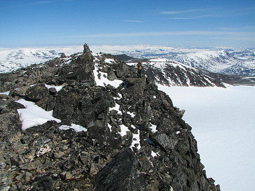 På toppen av Vesle Galdhøpiggen (2369). Galdhøe (2283) i bakgrunnen, bak Erik.