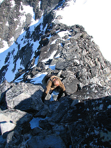 Erik på vei ned det bratteste punktet på nordøsteggen på Vesle Galdhøpiggen (2369).