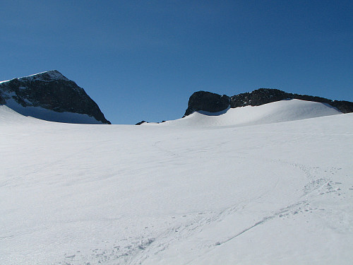 Galdhøpiggen (2469) til venstre, og Vesle Galdhøpiggen (2369) litt til høyre i bildet. Imellom disse blir Portpiggen (2250) temmelig liten. I forgrunnen ses våre skispor på Styggebrean.