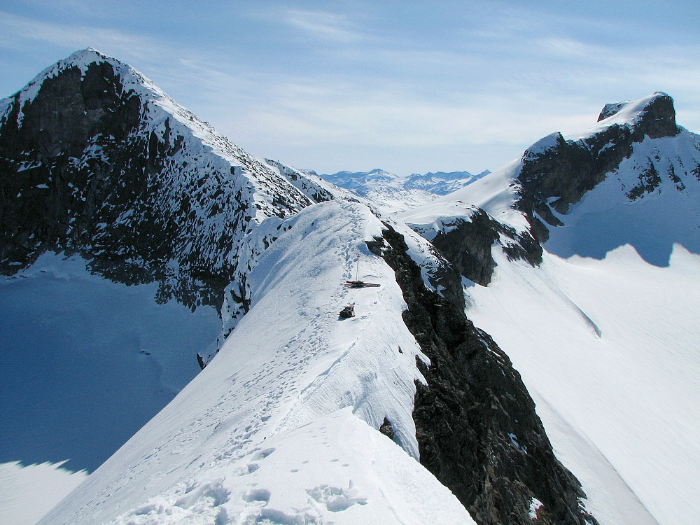 På ryggen vest for Veslebjørn (2150), som ses til venstre. Storebjørn (2222) er lengre bak, helt til høyre i bildet.
