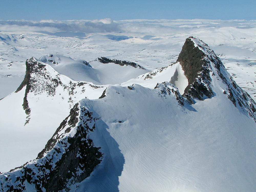 Utsikt mot vest fra toppen av Veslebjørn (2150). Skeie (2118) er ute til høyre i bildet. Vi kom fra eggen som er nærmest.