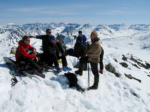 Mange fra vårt turfølge samlet på toppen av Storebjørn (2222).
