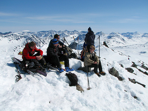 På toppen av Storebjørn (2222), hvor mange fra vårt turfølge var samlet.
