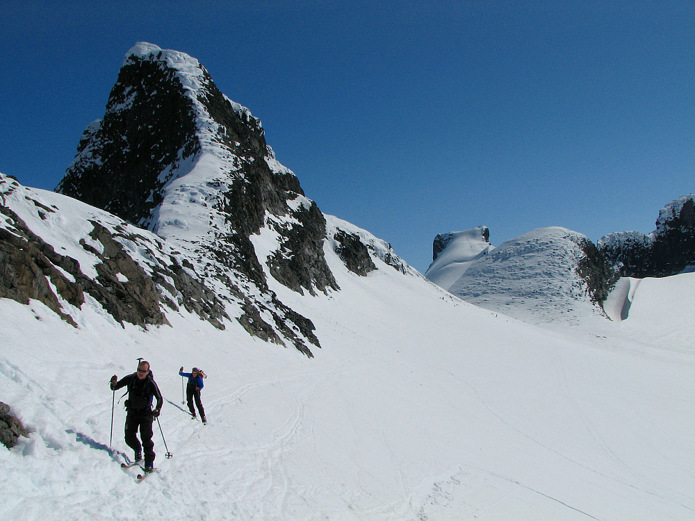 Per Rune og Ragnhild øverst på Leirbreen med Sokse (2189) oppe til venstre. Storebjørn (2222) stikker opp bakerst litt til høyre i bildet.