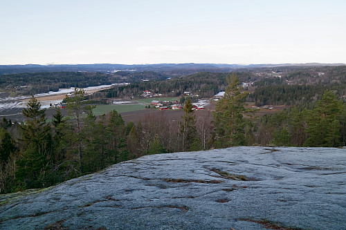 Utsikt mot nordvest fra Storås (162), sett noen meter nord for toppen. Berget i forgrunnen var såpeglatt av rim og is.